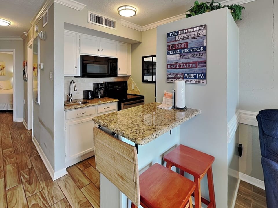 Full Kitchen - Countertop Seating For 2