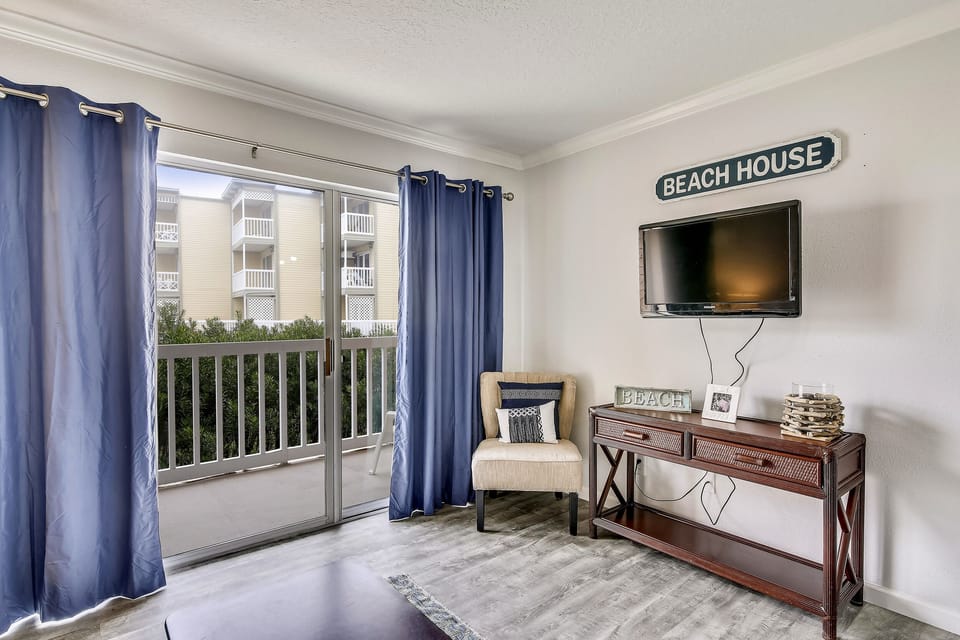 Great Space - The living room seats are comfortable, the view is spectacular, and the Galveston experience is just around the corner.