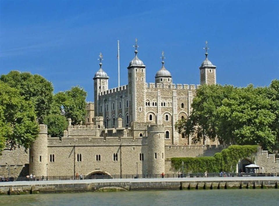 Tower of London is just 6 minutes via tube. 