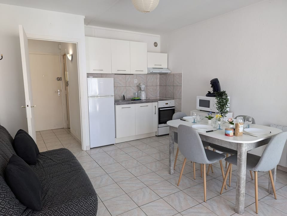 Bright apartment with kitchen, dining area and sofa bed. Ideal for a practical stay close to shops and the beach
