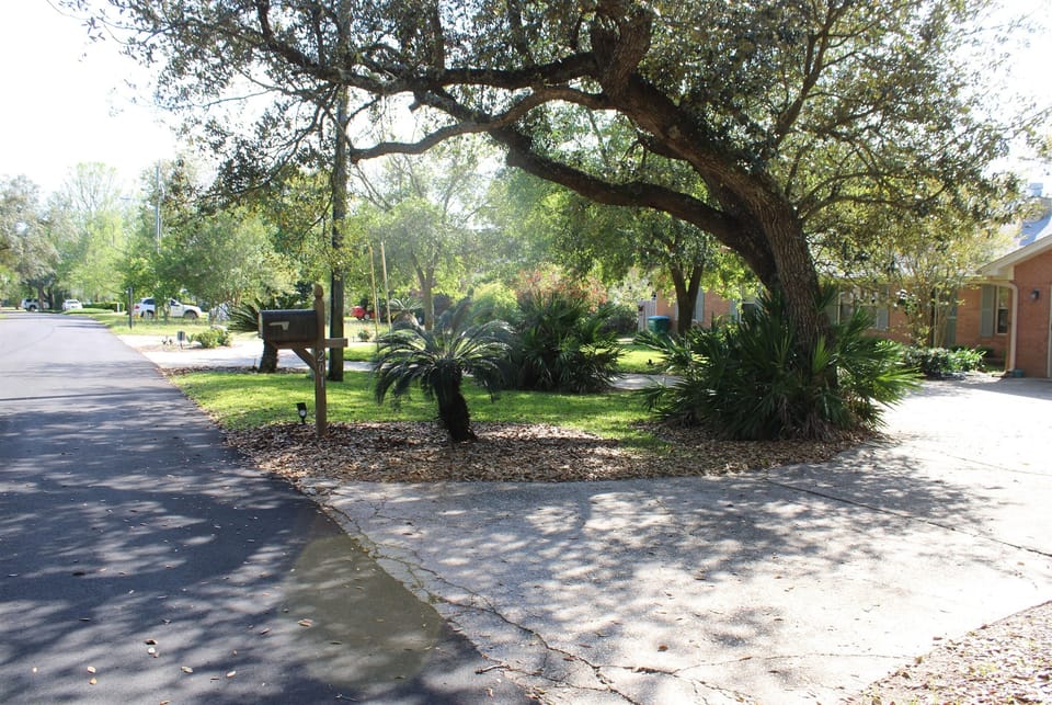Front Drive, you'll pull in by the mailbox.