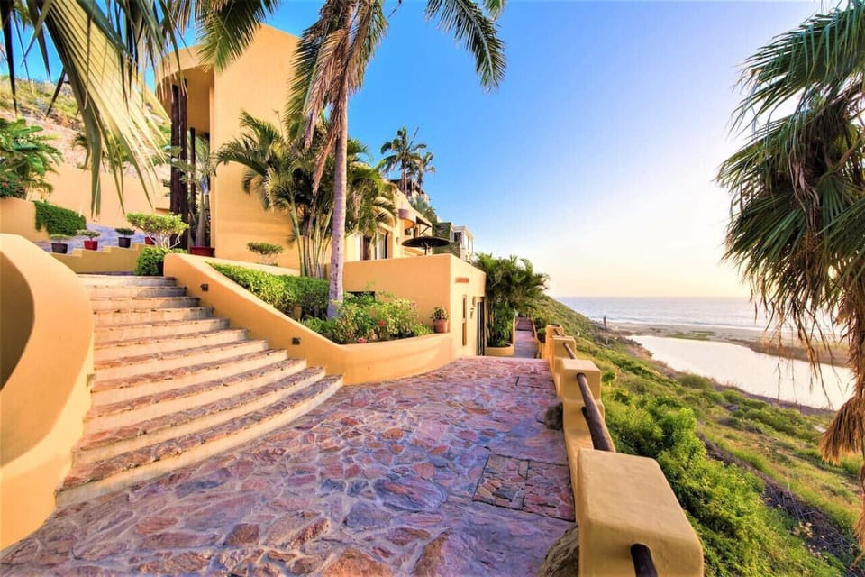 Entry into Casa Bella - ocean views throughout!