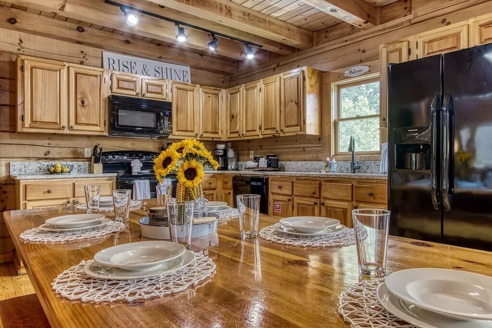 Pinewood Lodge's inviting dining area