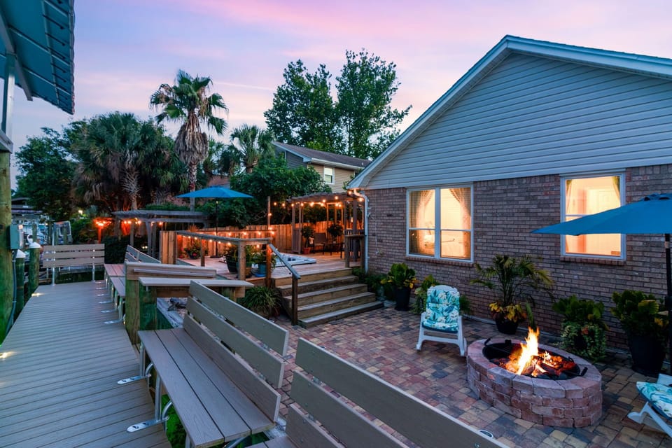 Firepit, boat lift, hot tub 