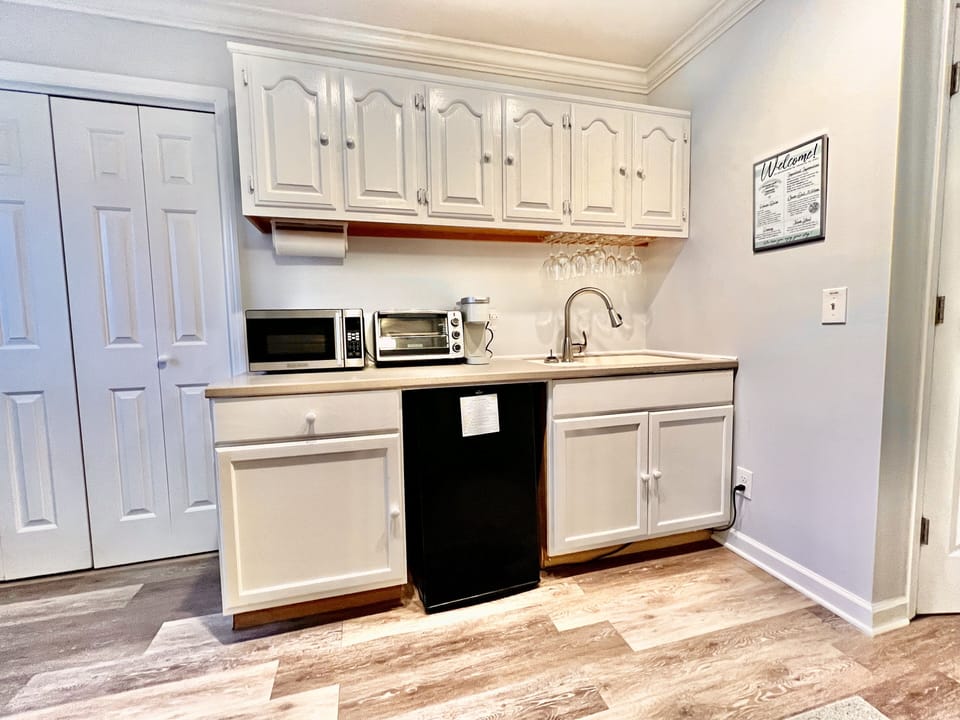 The lovely kitchenette allows you to prepare tasty snacks and smaller meals.