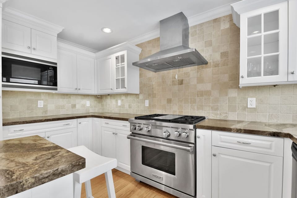 All modern appliances in this kitchen