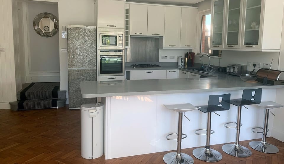 Fully kitted out kitchen with breakfast bar, stools and pop up charger column. 
