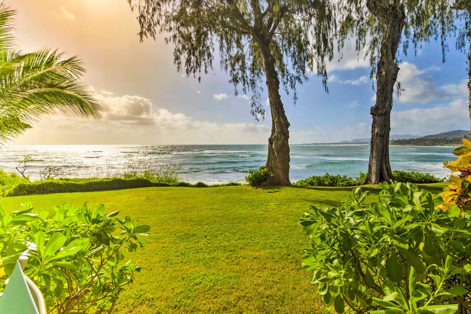 Upper-floor oceanfront studio with balcony, water views & outdoor pool Apartment in Wailua