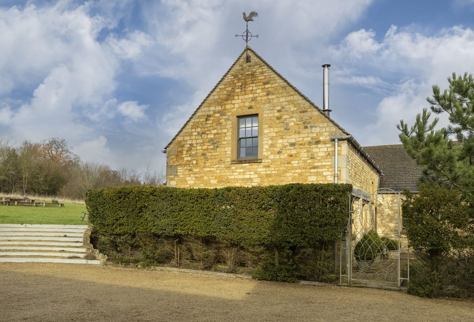 Side view of Claytons Hideaway, Lower Oddington