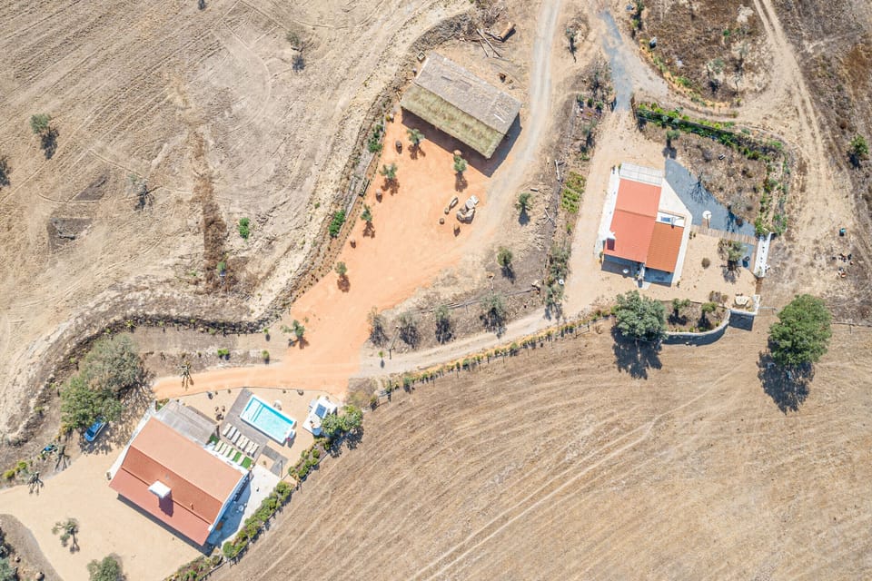 Aerial view of grounds with pool and outbuildings — Villa Casanova, holiday villa in Santiago do Cacém