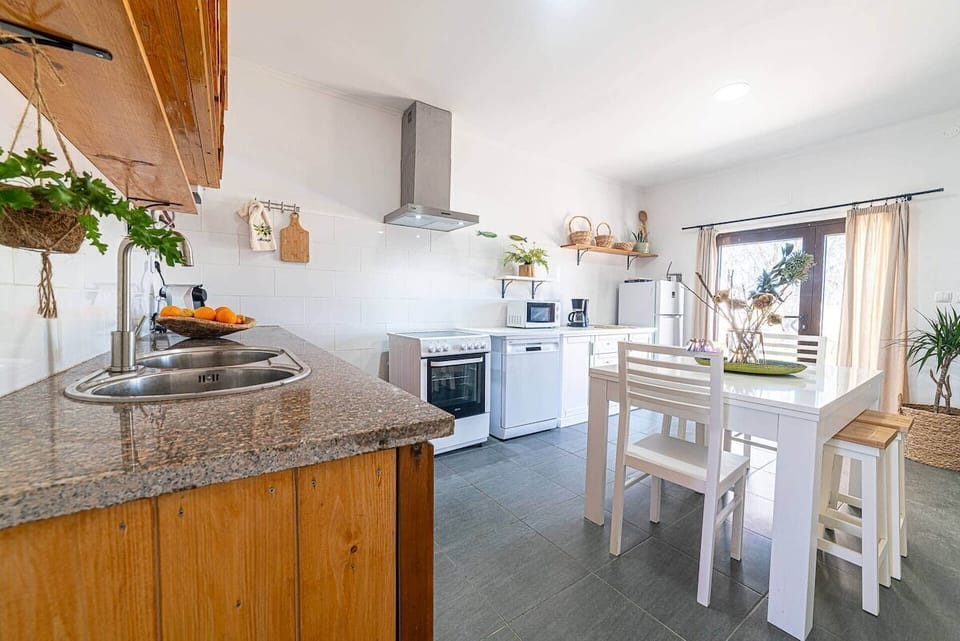Modern open-plan kitchen with granite countertops — Villa Casanova, luxury holiday villa in Santiago do Cacém