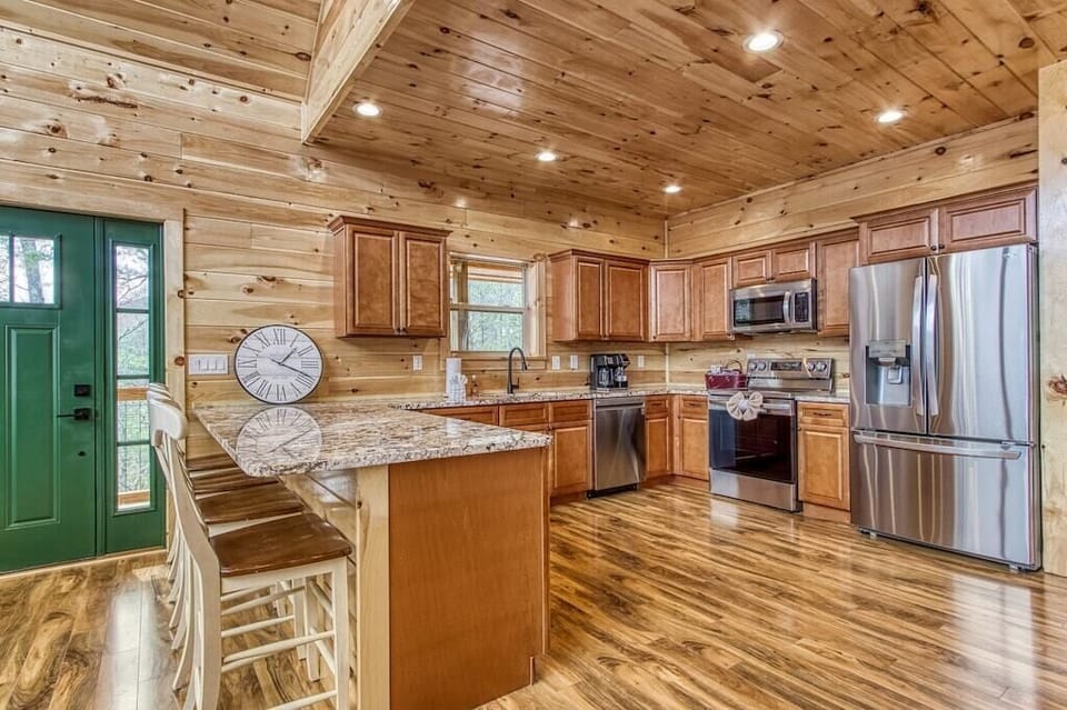 Smokey Peak Inn's fully equipped kitchen