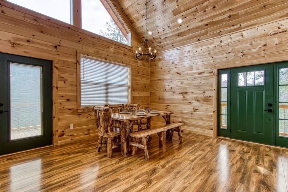 Smokey Peak Inn's inviting dining area