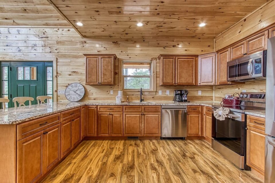 Smokey Peak Inn's fully equipped kitchen