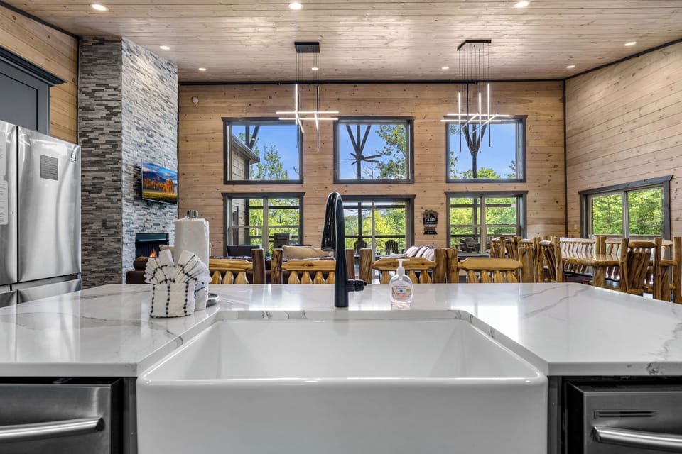 Modern Kitchen with Granite & Stainless Appliances