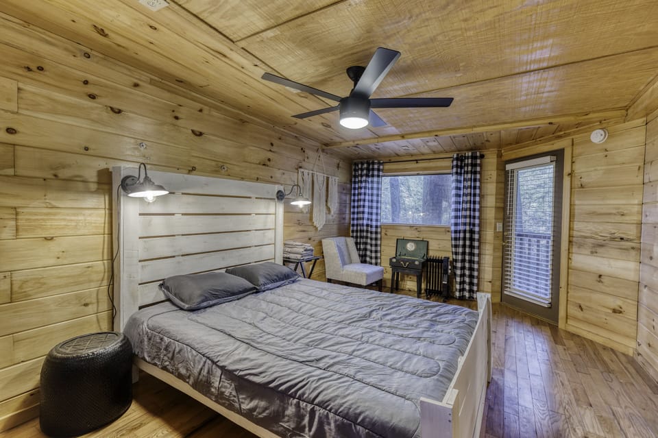 Queen bedroom, downstairs