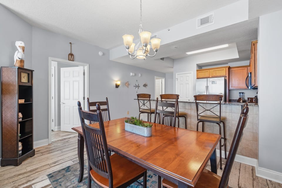 Dining Area - Table seats 4 - Additional Seating at Kitchen Counters