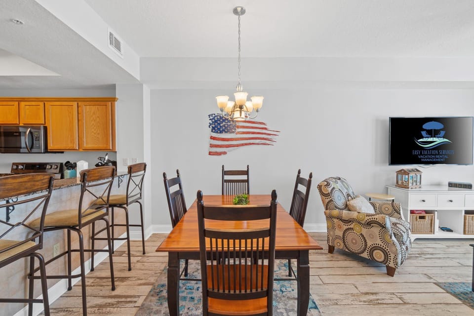 Dining Area - Table seats 4 - Additional Seating at Kitchen Counters