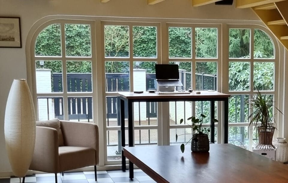 Standing work desk