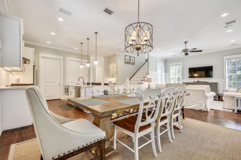 Elegant space for family dinners and celebrations.