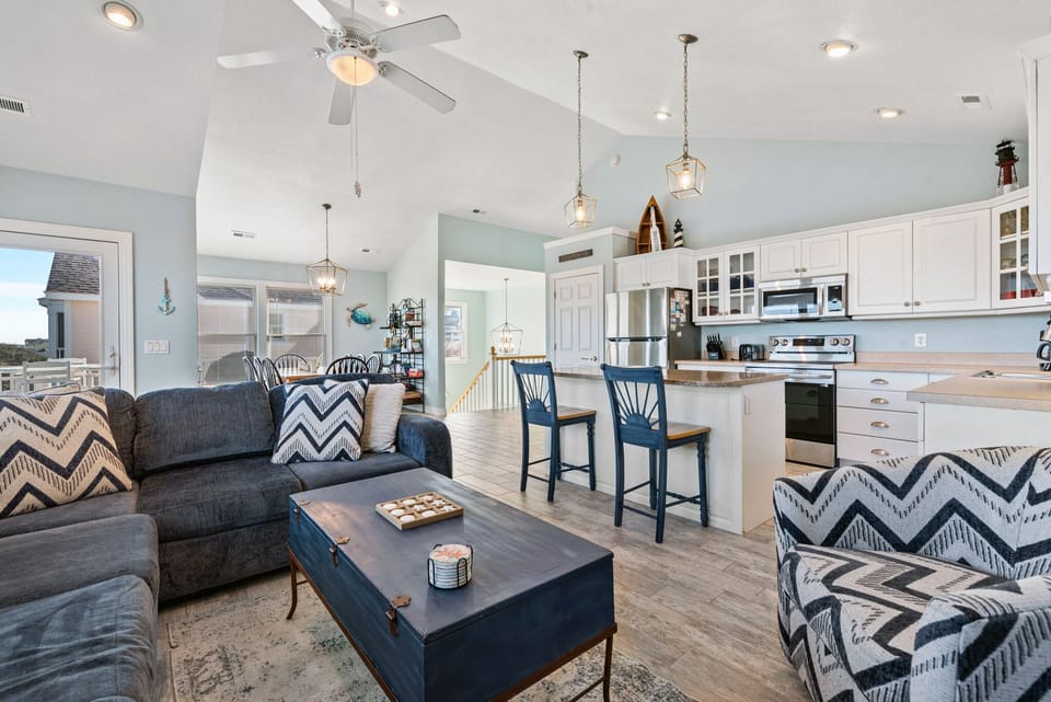 HK29: Beachin' Up With The Jones's | Top Level Living Area