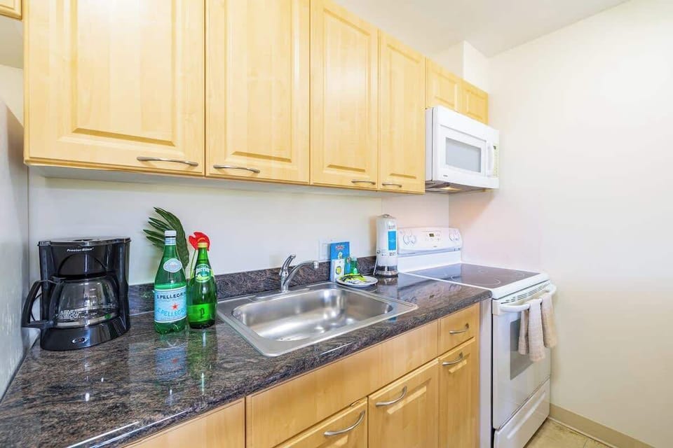Fully equipped kitchen with full size appliances (no dishwasher)