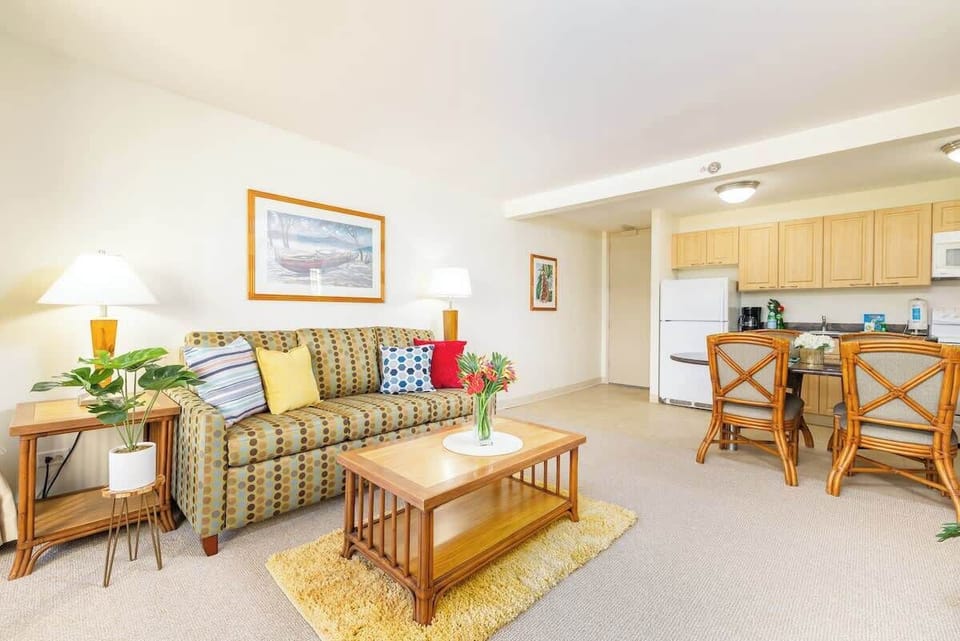 Beautiful 2 bedroom condo with great Diamond Head views, central AC, high speed internet (own modem, 200/10) and smart TV. The sofa is a queen size pull out sleeper sofa