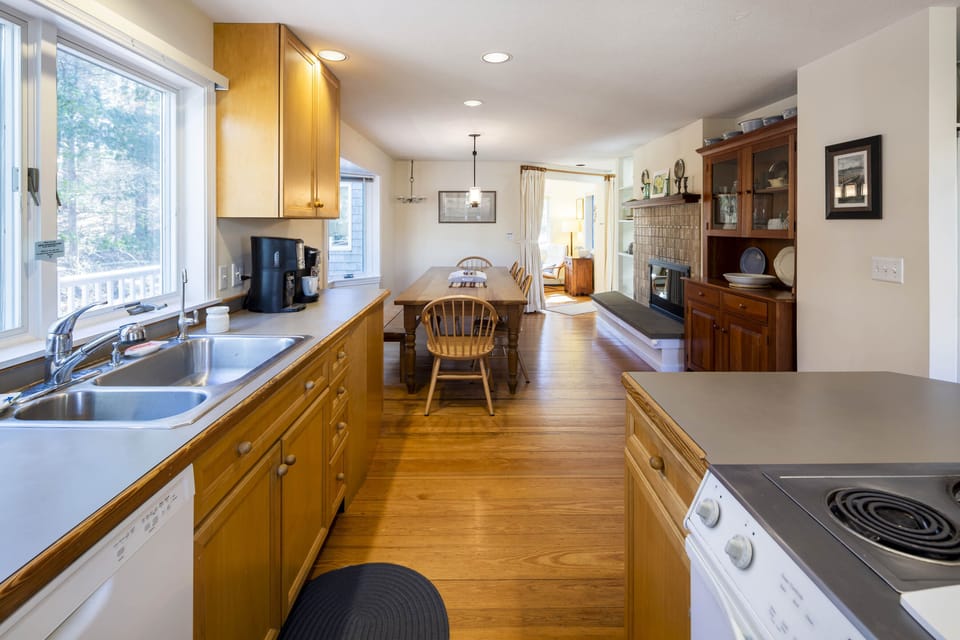 Fully equipped kitchen with views onto the large kitchen table 