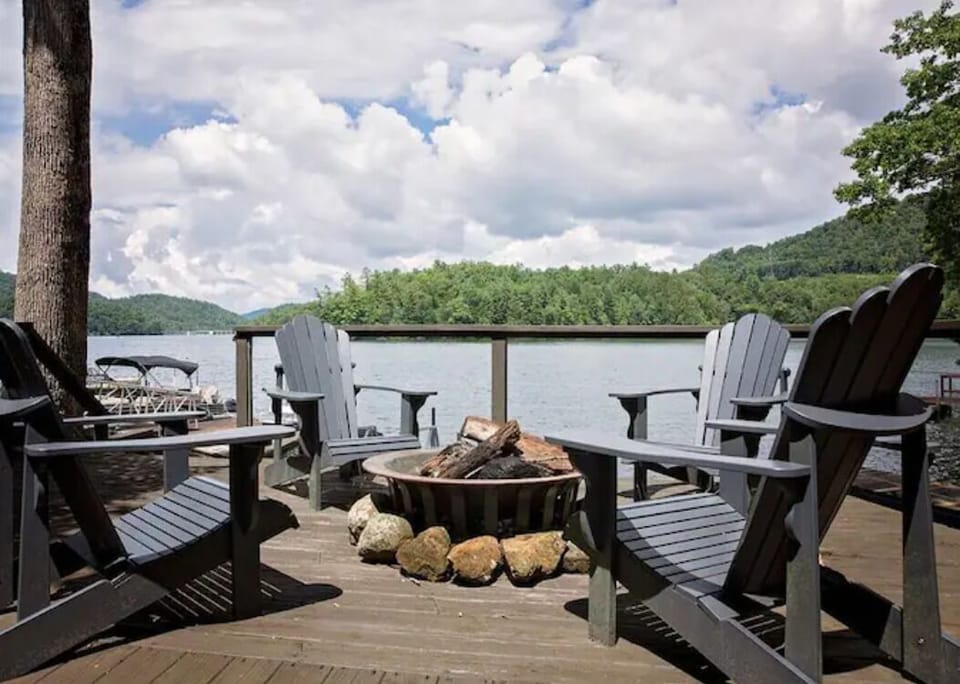 Enjoy Fire Pit close to the lake!