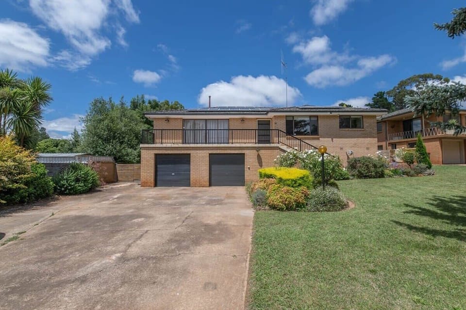Newly renovate pet friendly home near Golfing, National Parks, Caves, world class vineyards and Lake Canobolas.