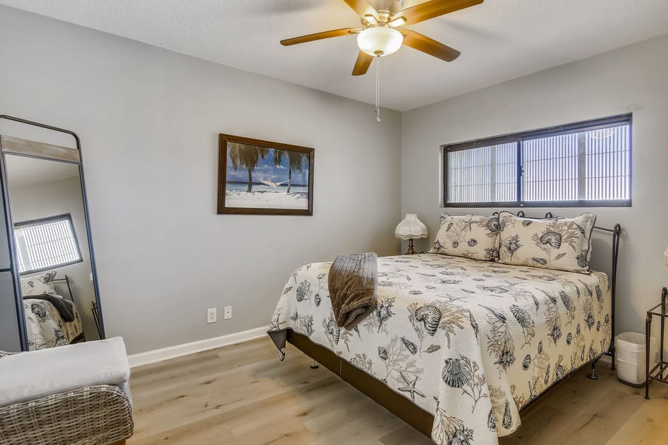 Luxuriate on the King-size Bed - You might find yourself drifting to sleep the moment you stretch out on the king-size bed. In the morning you’re sure to wake up refreshed and raring to go.