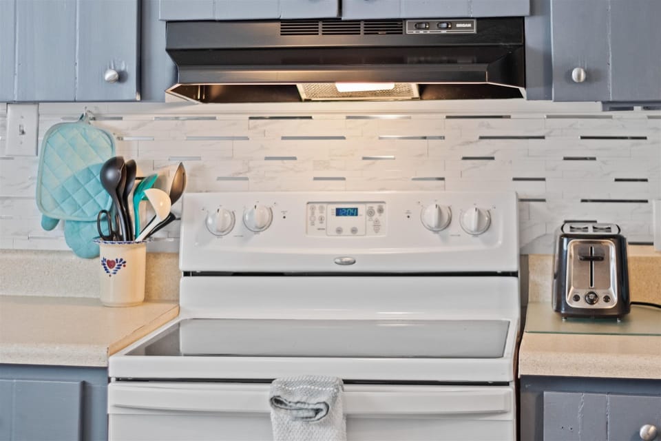 newer range/oven and the toaster, living the life at the Beachy Getaway