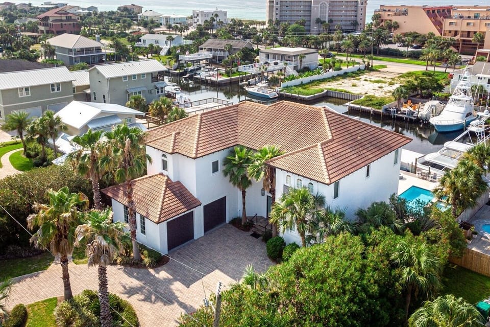 Welcome to Marlin Haven! One block from the beach. Private pool