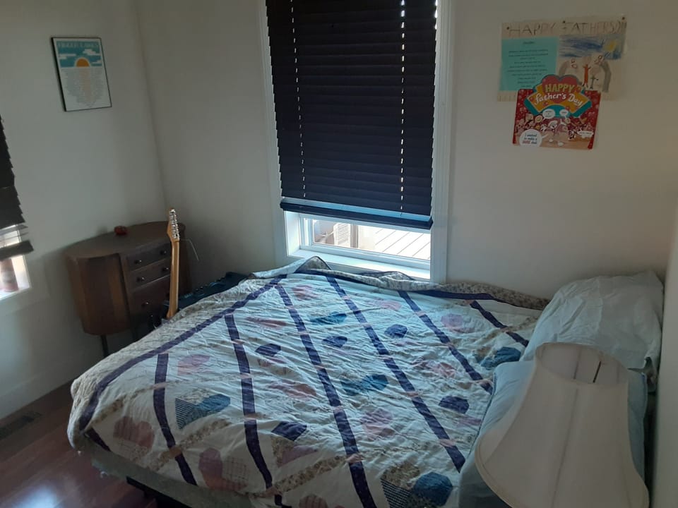 Small downstairs front bedroom, Queen