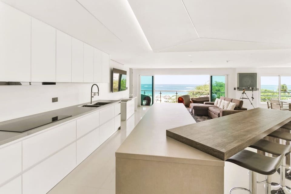 The kitchen is fully equipped with cutting-edge cooking appliances, allowing you to prepare any meal, from a simple breakfast to a three-course gourmet feast.