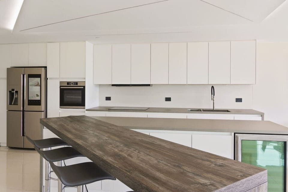 The kitchen is fully equipped with cutting-edge cooking appliances, allowing you to prepare any meal, from a simple breakfast to a three-course gourmet feast.