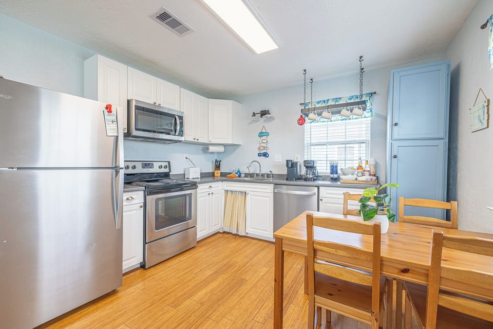 Open concept kitchen/dining