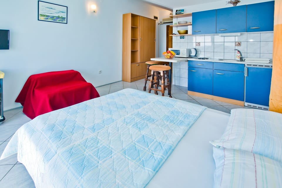 Bed, seating arae, kitchen