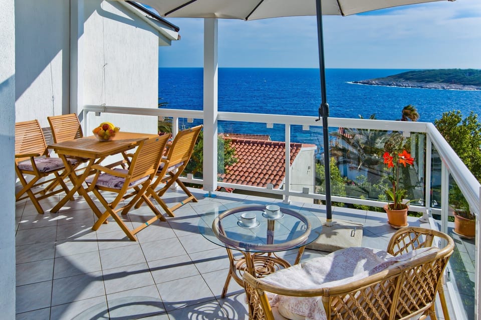 Seaview balcony, outdoor dining area