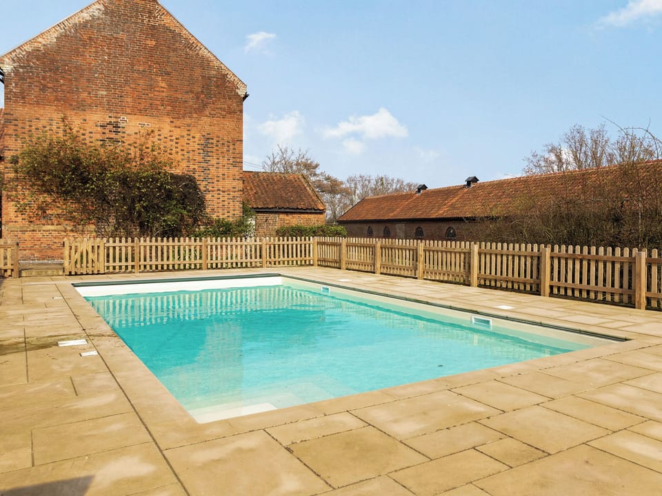 Swimming pool | Hemblington Hall, Hemblington