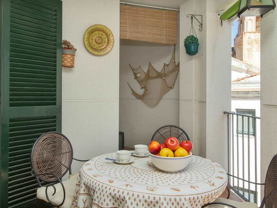 Table, Property, Furniture, Window, Tableware, Food, Textile, Interior Design, Building, Wood
