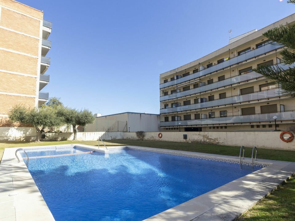 Water, Building, Sky, Daytime, Plant, Azure, Swimming Pool, Tree, Urban Design, Tower Block