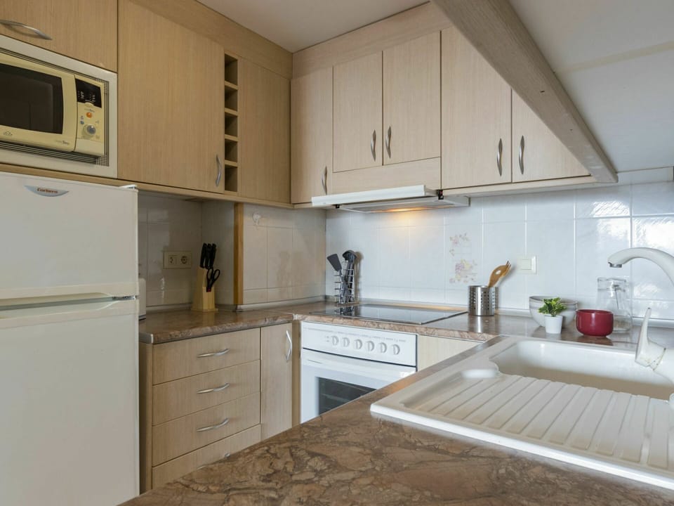 Cabinetry, Kitchen Sink, Countertop, Property, Tap, Furniture, Sink, Kitchen Appliance, Kitchen, Kitchen Stove