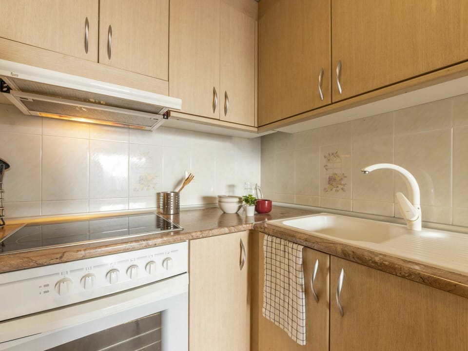 Cabinetry, Countertop, Kitchen Sink, Property, Building, Tap, Sink, Kitchen, Kitchen Appliance, Wood