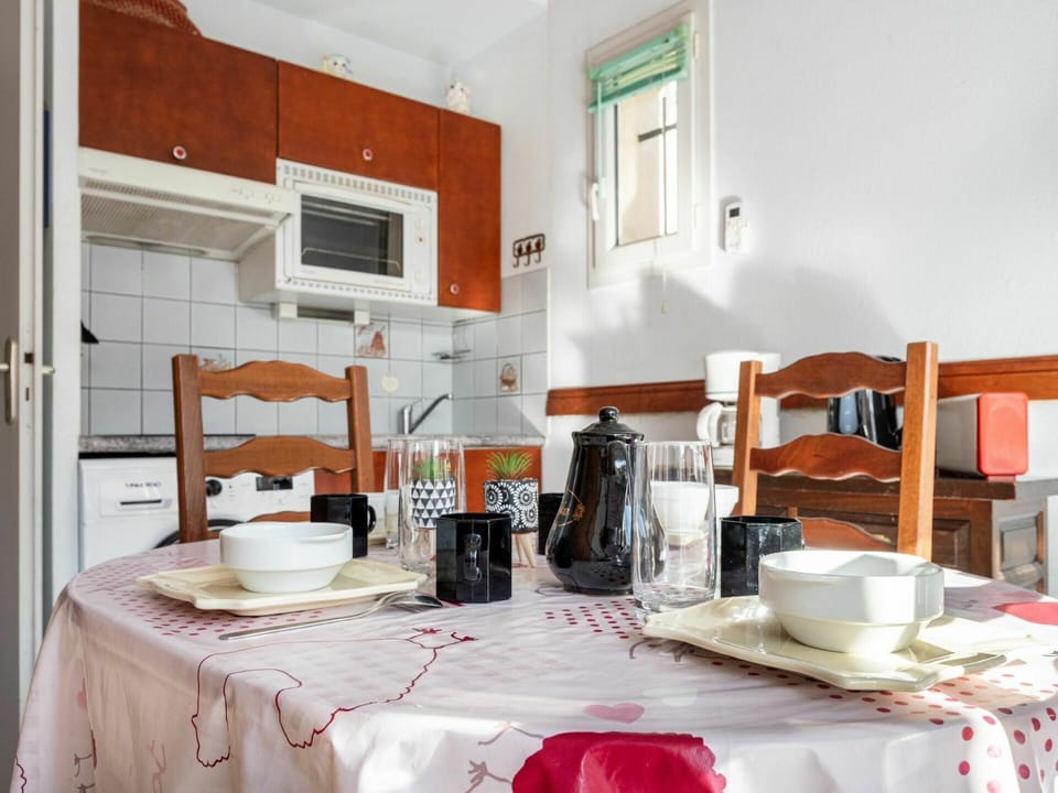 Table, Furniture, Property, Tableware, Cabinetry, Interior Design, Tablecloth, Lighting, Wood, Kitchen Appliance