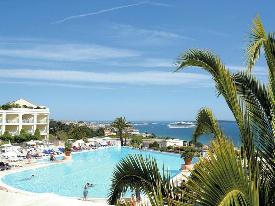 Water, Sky, Cloud, Property, Plant, Seaside Resort, Swimming Pool, Azure, Building, Tree