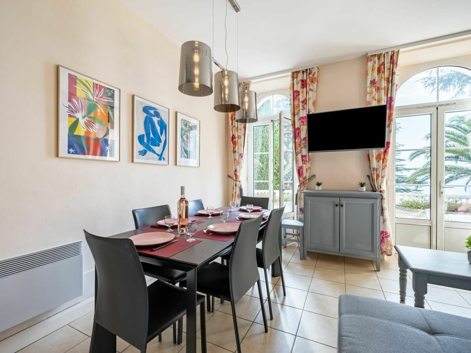 Table, Furniture, Property, Building, Chair, Window, Interior Design, House, Floor