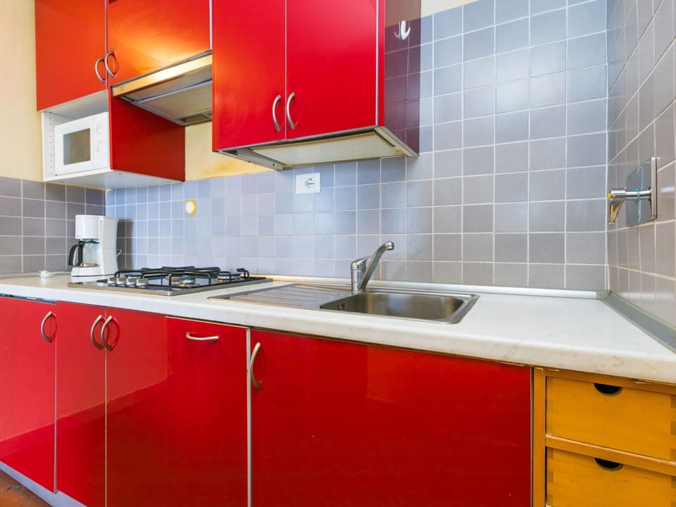 Tap, Sink, Cabinetry, Kitchen Sink, Plumbing Fixture, Countertop, Property, Furniture, Building, Kitchen