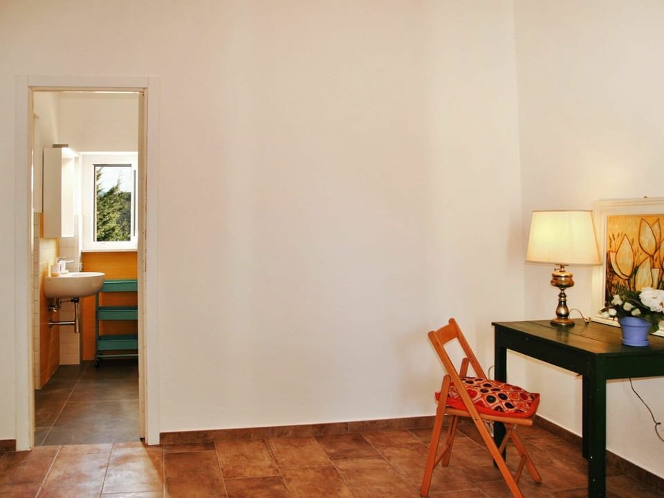 Table, Furniture, Building, Window, Wood, Interior Design, Plant, Flooring, Houseplant, Lamp