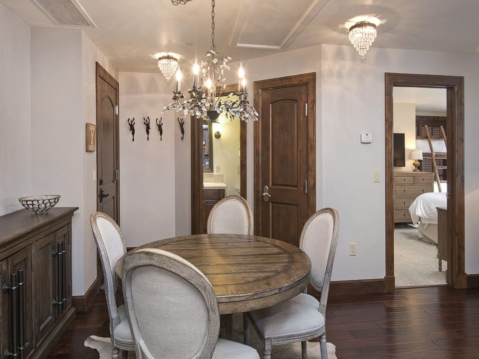 Dining room area for 4